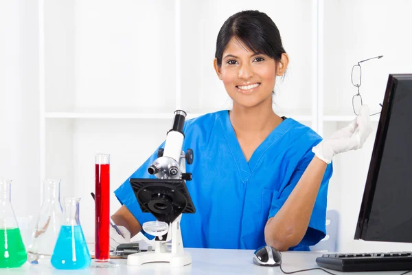 Kobieta nauka naukowiec w laboratorium — Zdjęcie stockowe