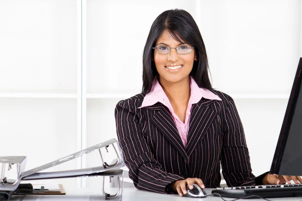 Beautiful young indian businesswoman — Stock Photo, Image