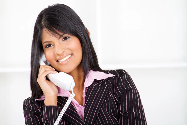 電話で美しい女性実業家 — ストック写真