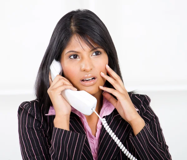 Бізнес-леді шоковані телефонним дзвінком — стокове фото