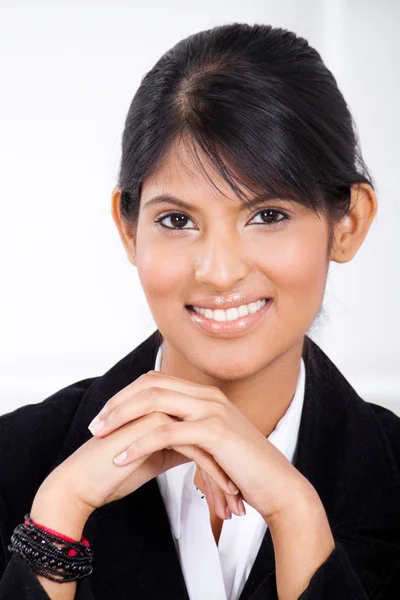 Inteligente jovem indiana empresária — Fotografia de Stock