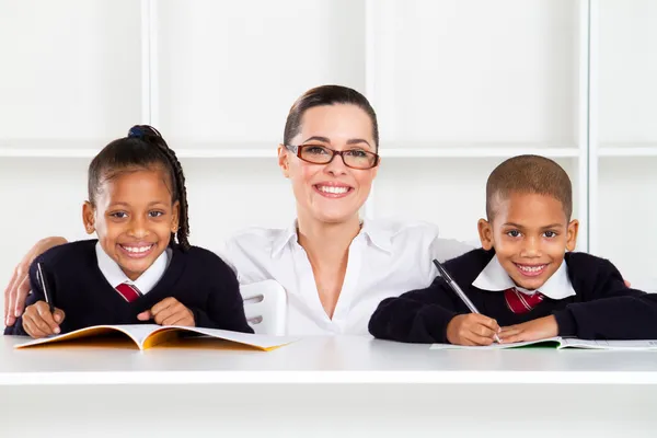Zorgzame primaire leraar en studenten — Stockfoto