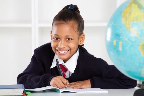 Escuela primaria feliz chica en aula — Stockfoto