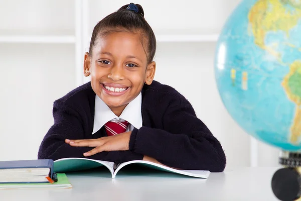 Šťastná holka ze základní školy ve třídě — Stock fotografie