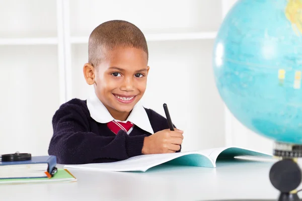 Menino da escola primária feliz em sala de aula — Fotografia de Stock