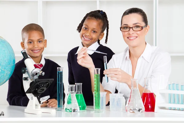 Általános iskolai tanulók és a tanár a tudományos osztály — Stock Fotó