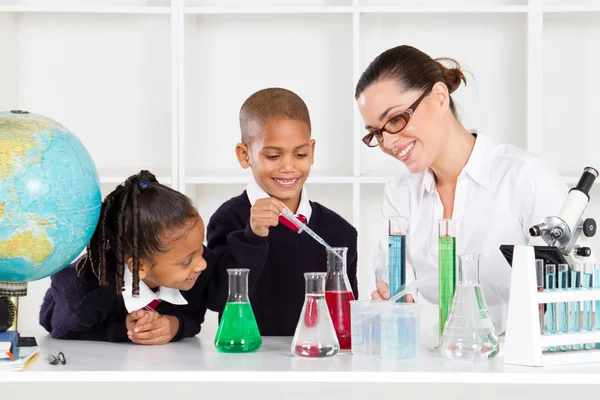 Wetenschap leraar en studenten — Stockfoto