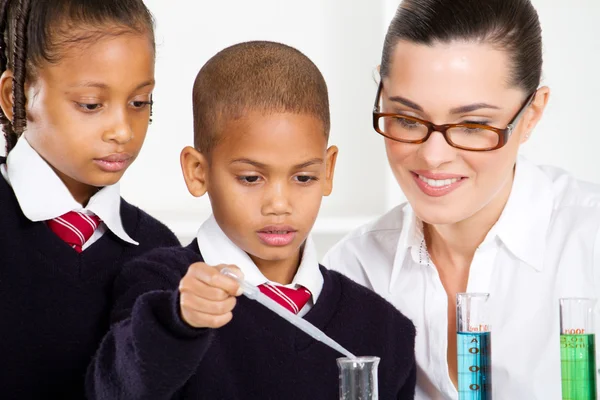 Science teacher and students in lab — Stock Photo, Image