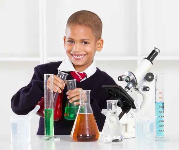 Щасливий початковий школяр в науковій лабораторії — стокове фото