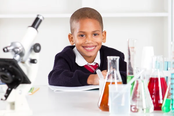 Doordachte wetenschap jongen in lab — Stockfoto
