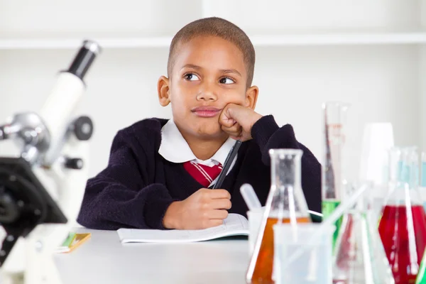 Chłopiec przemyślane nauki w laboratorium — Zdjęcie stockowe