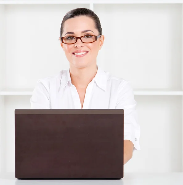Pretty young businesswoman using laptop — Stock Photo, Image