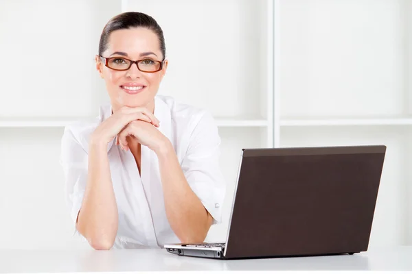 Young businesswoman sitting in office — Stock Photo, Image