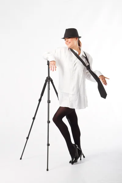 Жіноча модель з штативом в студії — стокове фото