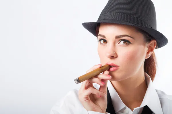 Жінка в одязі чоловіка тримає сигару — стокове фото