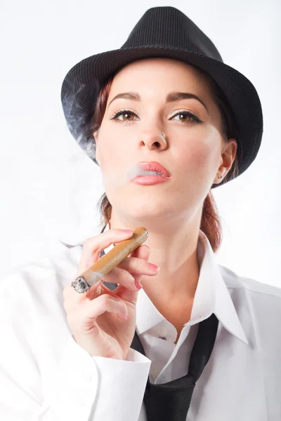 Hermosa mujer vistiéndose con ropa de hombre sosteniendo un cigarro — Foto de Stock