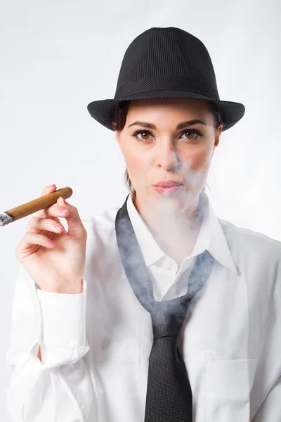 Mooie vrouw dressing in iemands kleding bedrijf een sigaar — Stockfoto