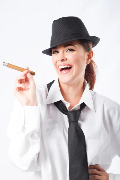 Hermosa mujer vistiéndose con ropa de hombre sosteniendo un cigarro —  Fotos de Stock
