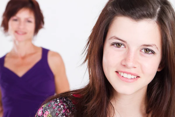 Glücklich Teenager Mädchen und Mutter mittleren Alters — Stockfoto