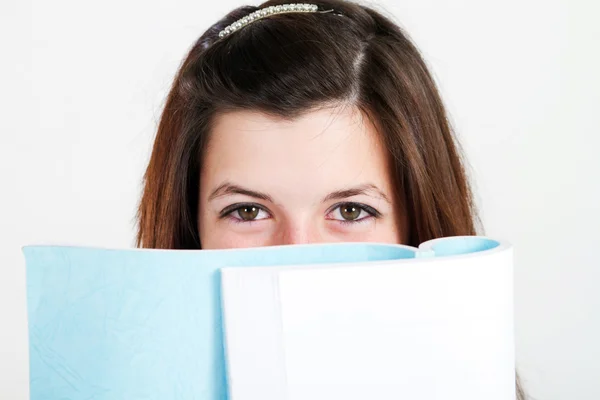 Милая девочка-подросток с книгой — стоковое фото
