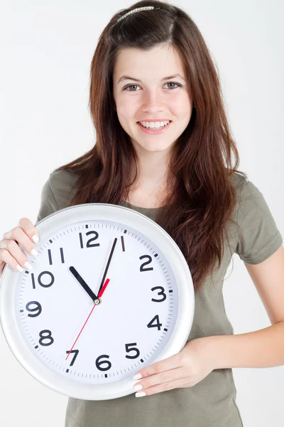 Dziewczyna trzyma duży zegar nad białym — Zdjęcie stockowe