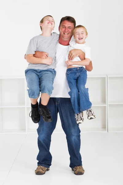 Szczęśliwy ojciec i synowie — Zdjęcie stockowe