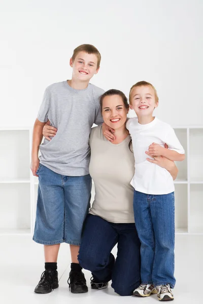 Matka szczęśliwy tulenie chłopców — Zdjęcie stockowe