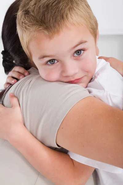 Милый маленький мальчик обнимает мать — стоковое фото