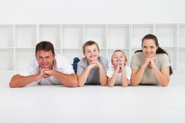Sladká mladá rodina baví — Stock fotografie