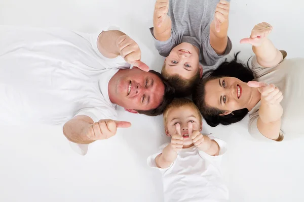 엄지손가락을 포기 하는 가족 — 스톡 사진