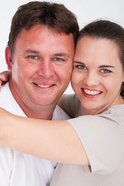 Orta yaşlı çift gülümsüyor ve sarılma — Stok fotoğraf