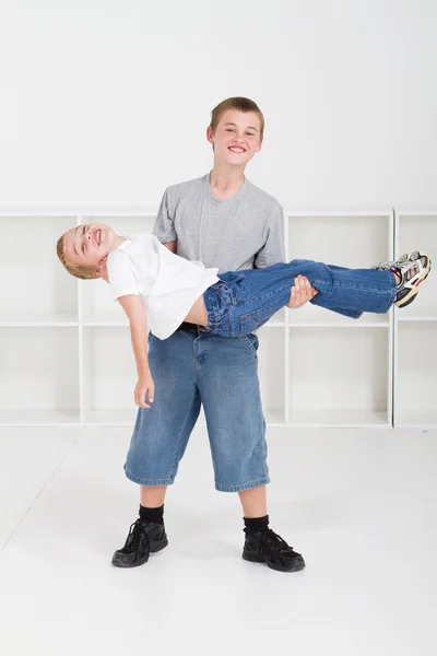 Παιχνιδιάρικο νεαρά αδέλφια — Φωτογραφία Αρχείου