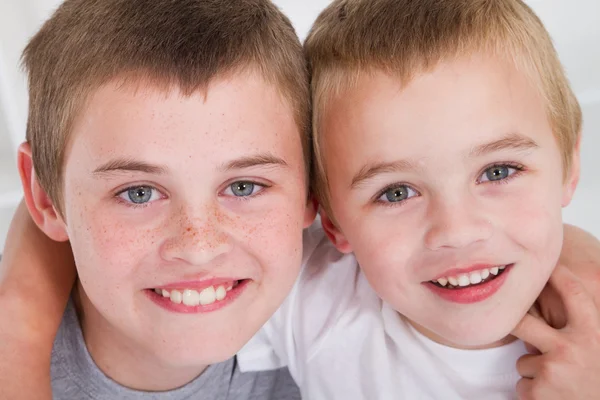 Fratelli piccoli felici — Foto Stock