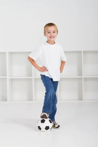 Glad liten pojke med fotboll — Stockfoto