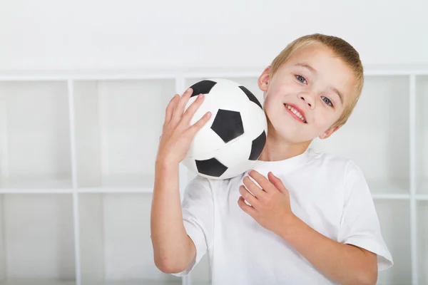 Onnellinen poika jalkapallolla — kuvapankkivalokuva