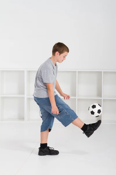 Glücklicher Junge mit Fußball — Stockfoto