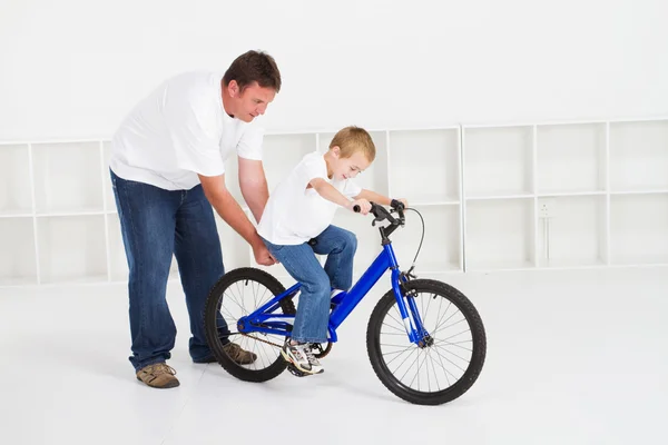 Baba oğul bisiklet kullanmayı öğretmek — Stok fotoğraf