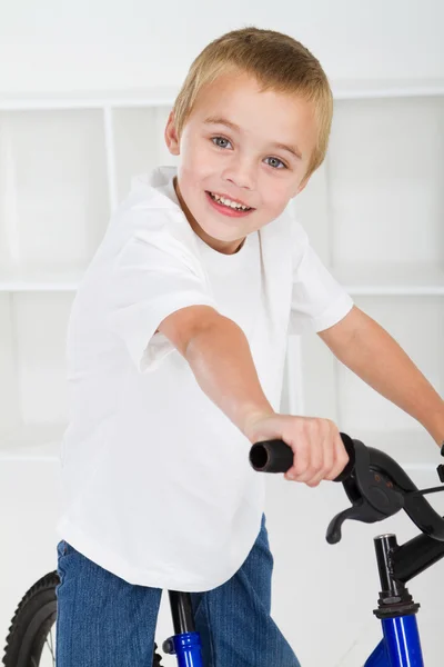 Счастливый маленький мальчик на велосипеде — стоковое фото
