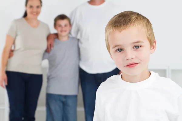 Szczęśliwy chłopiec stojący przed rodziną — Zdjęcie stockowe