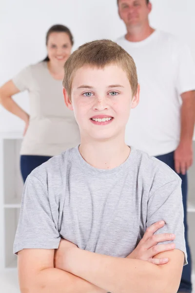 Szczęśliwy chłopiec nastolatki i rodzice — Zdjęcie stockowe