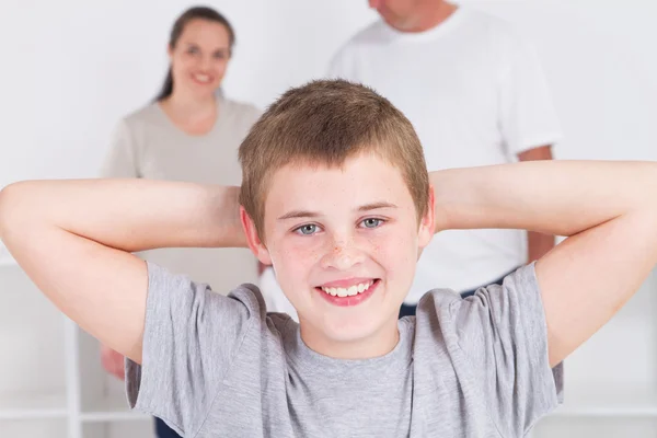 Felice teen boy in piedi di fronte ai genitori — Foto Stock