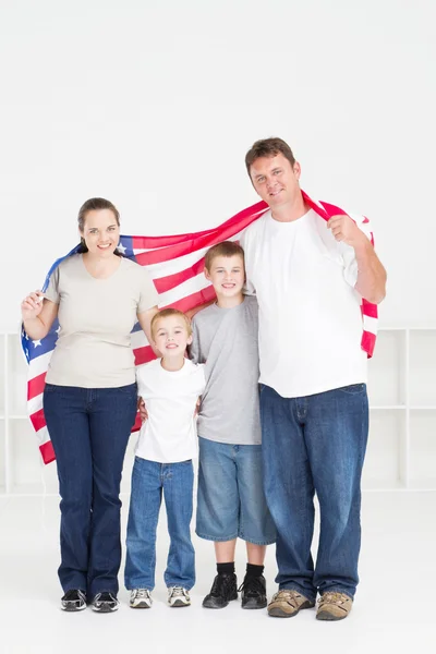 Família americana de quatro com bandeira dos EUA — Fotografia de Stock