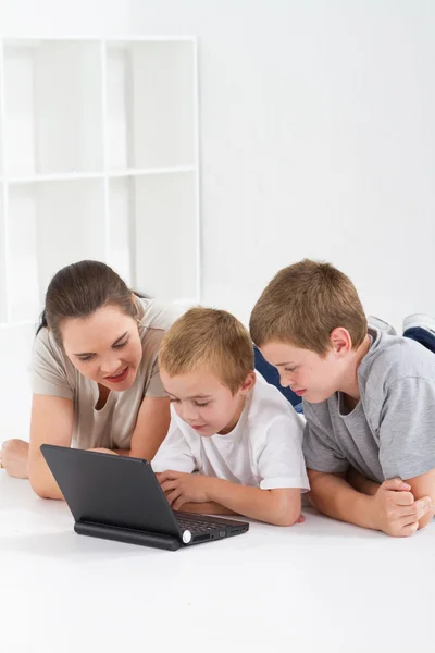 Μητέρα και τα αγόρια της χρησιμοποιώντας φορητό υπολογιστή — Φωτογραφία Αρχείου