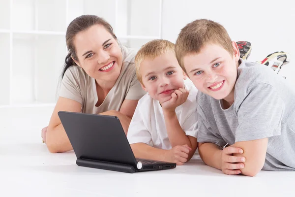 Μητέρα και τα αγόρια της χρησιμοποιώντας φορητό υπολογιστή — Φωτογραφία Αρχείου