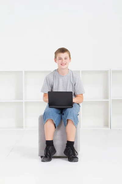 Tiener jongen met behulp van laptop — Stockfoto