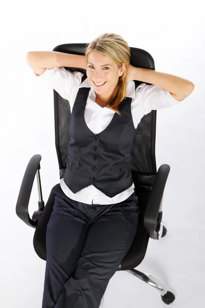 Empresária sentada na cadeira do escritório e relaxante — Fotografia de Stock