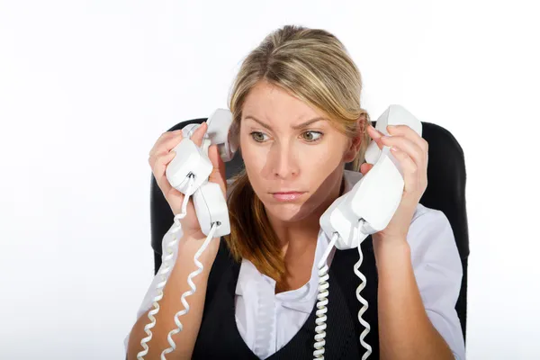 Femme d'affaires traitant avec beaucoup d'appels téléphoniques en même temps — Photo