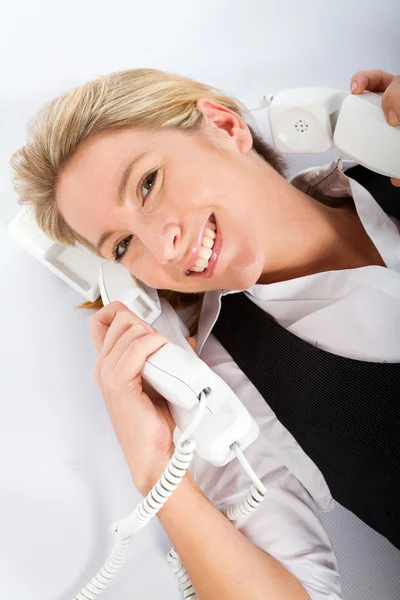 Jovem empresária alegre atender telefones — Fotografia de Stock