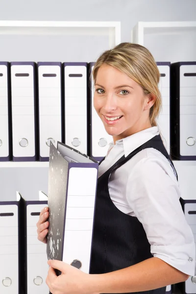 Junge glückliche Geschäftsfrau durchsucht Akte im Büro — Stockfoto