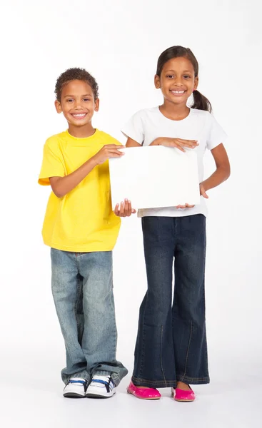 Irmão africano e irmã segurando um quadro branco — Fotografia de Stock